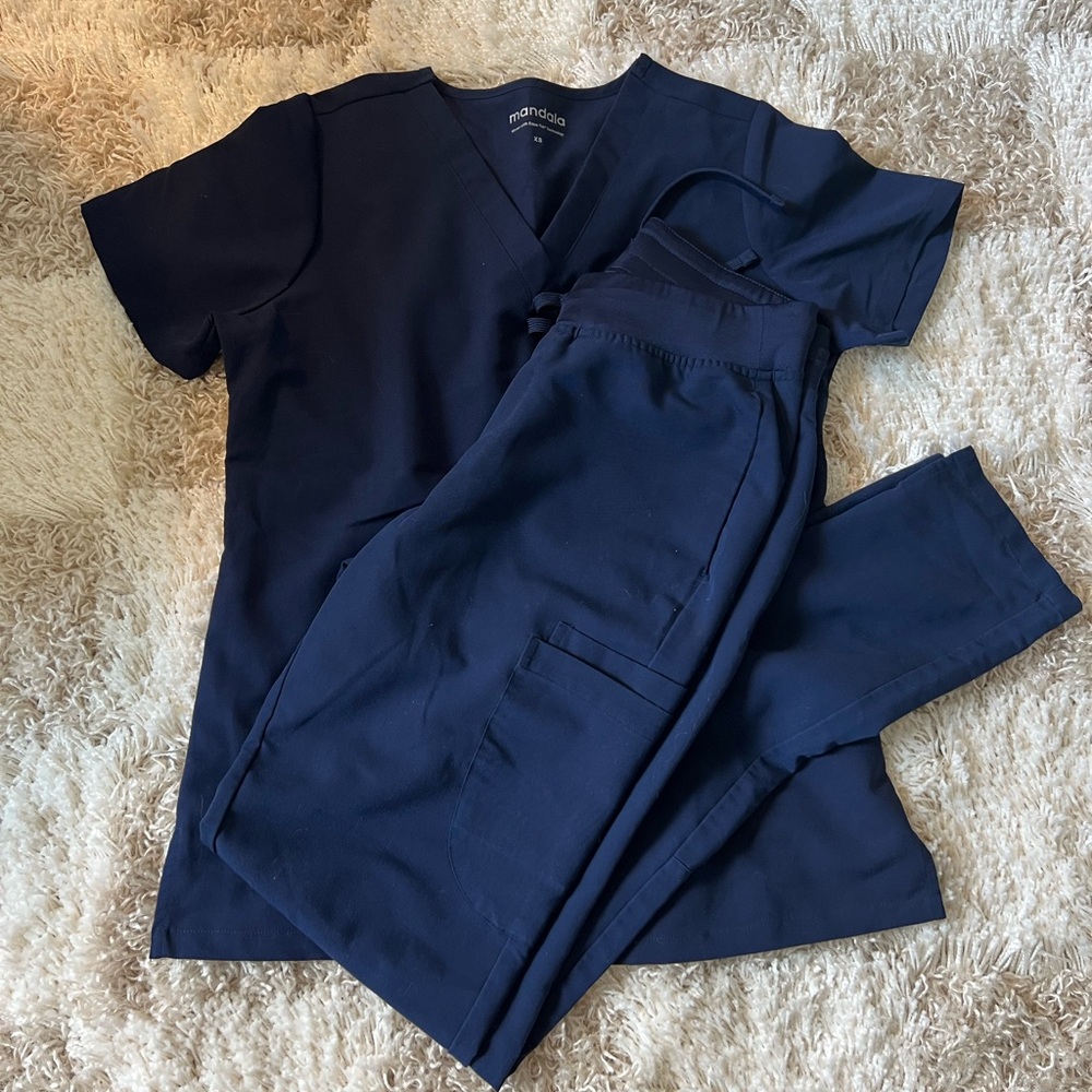 Mandala XS navy scrub set